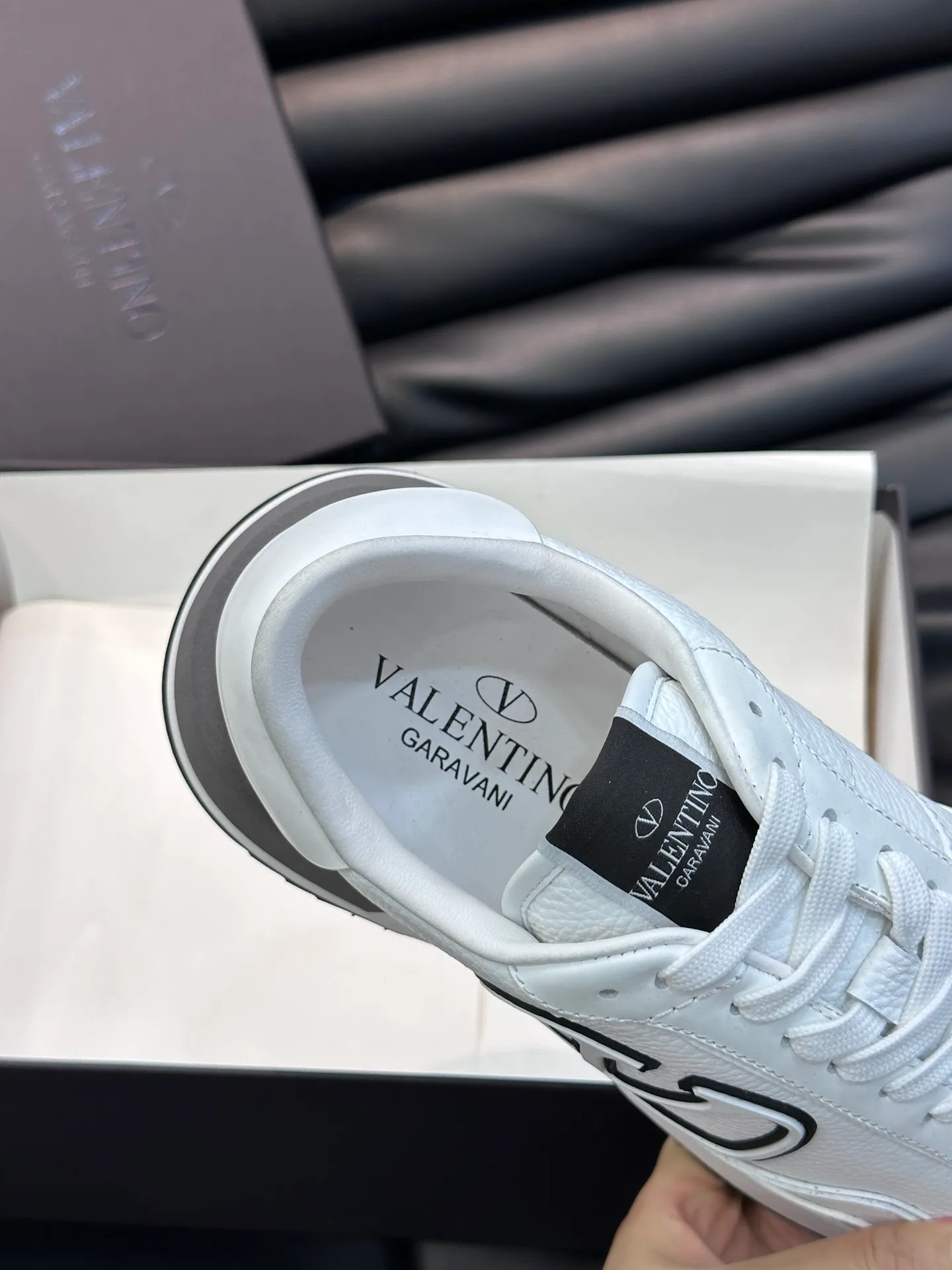 P540💰 Product trademark: VALENTINO "Valentino" Regular size: 38-44 [45 customized] Product material: Warren men's casual sports shoes, made of imported first-layer cowhide, with brand emblem on the tongue, rivet rubber outsole, non-slip, wear-resistant and shock-absorbing, cowhide lining foot pads, comfortable and breathable, with original box packaging equation bag!